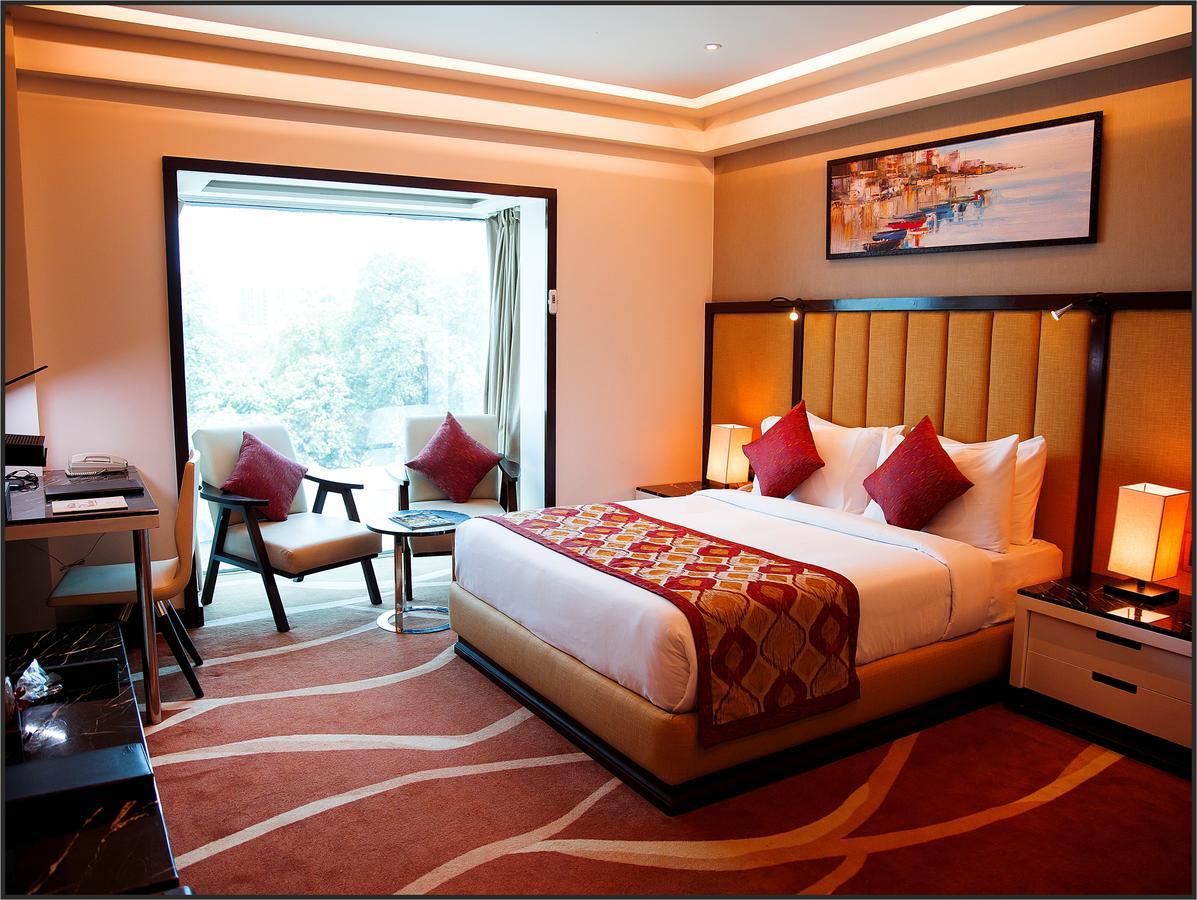 Radisson Lucknow City Center Hotel ภายนอก รูปภาพ