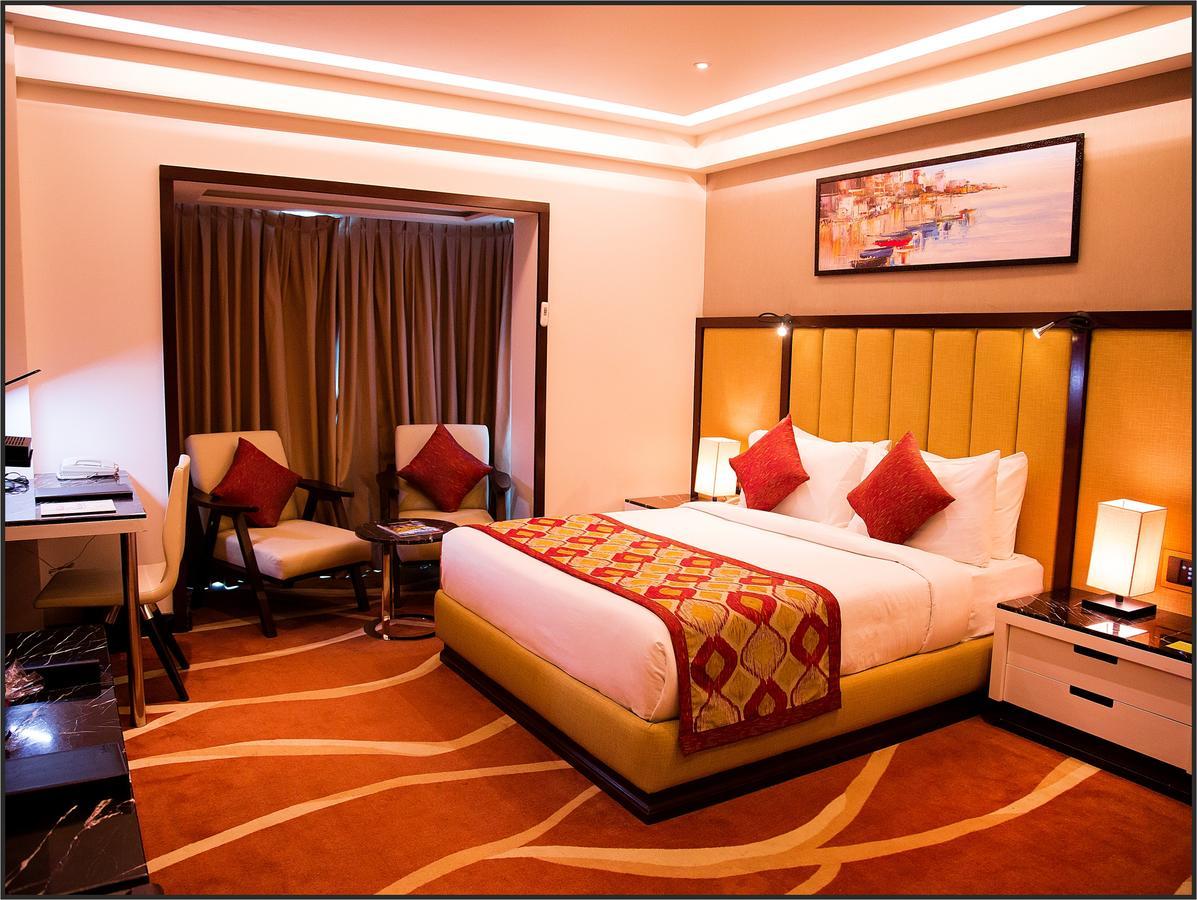 Radisson Lucknow City Center Hotel ภายนอก รูปภาพ