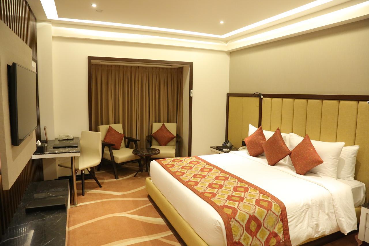 Radisson Lucknow City Center Hotel ภายนอก รูปภาพ