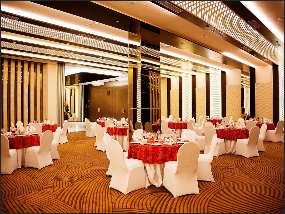 Radisson Lucknow City Center Hotel ภายนอก รูปภาพ