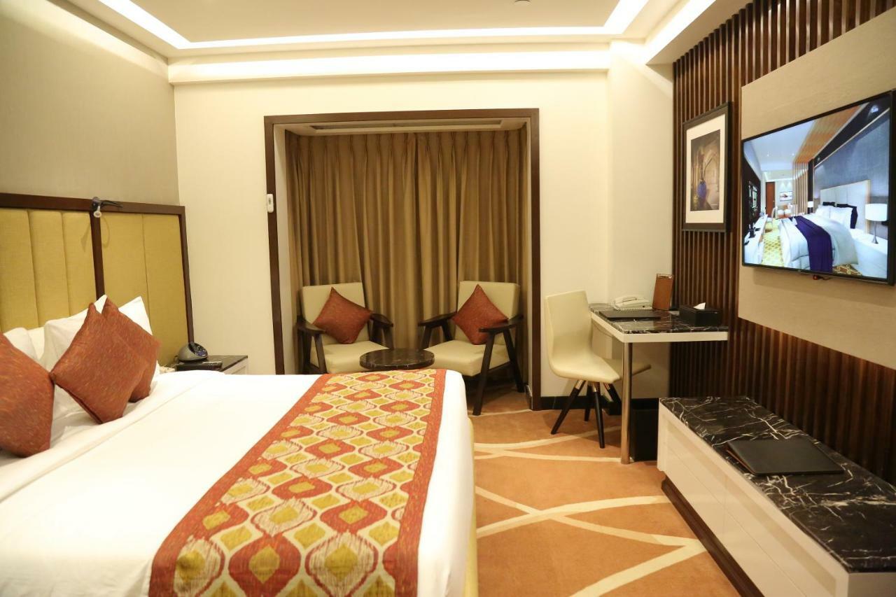 Radisson Lucknow City Center Hotel ภายนอก รูปภาพ